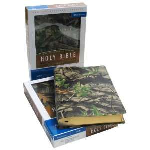  NIV Bible with a Realtree Camouflage Cover: Sports 