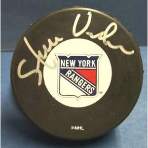 Steve Vickers Autographed Hockey Puck:  Sports & Outdoors